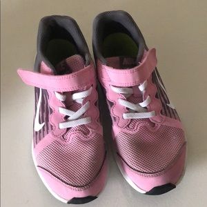 Girls Nike running shoes sz 1Y EUC